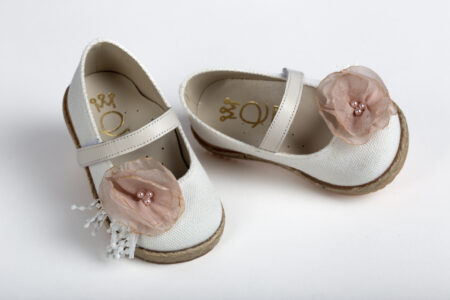 Μπαλαρίνα περπατήματος σε λευκό καμβά