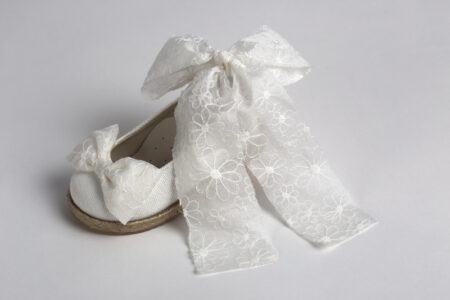 Μπαλαρίνα περπατήματος με λευκό φιόγκο