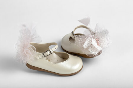 Μπαλαρίνα περπατήματος με πεταλούδα