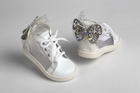 Μποτάκι περπατήματος με πεταλούδα